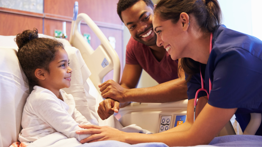 Bättre information och kunskap kan ge barn en mer positiv upplevelse av tiden innan, under och efter en operation. Foto: Shutterstock